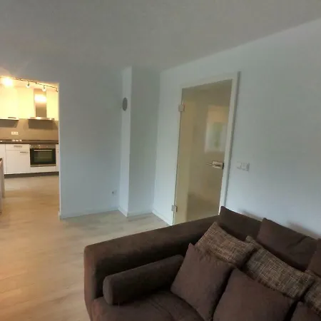 Appartement Moderne Helle 2,5 Mit Grossem Bad Und Kueche In