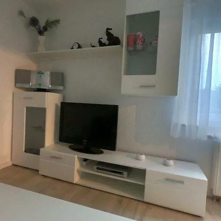 Moderne Helle 2,5 Mit Grossem Bad Und Kueche In *