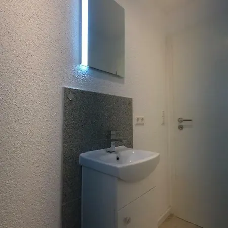 Appartement Moderne Helle 2,5 Mit Grossem Bad Und Kueche In *