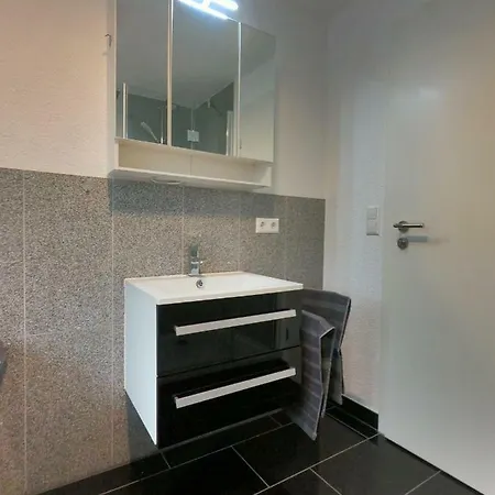 Daire Moderne Helle 2,5 Mit Grossem Bad Und Kueche In Trossingen